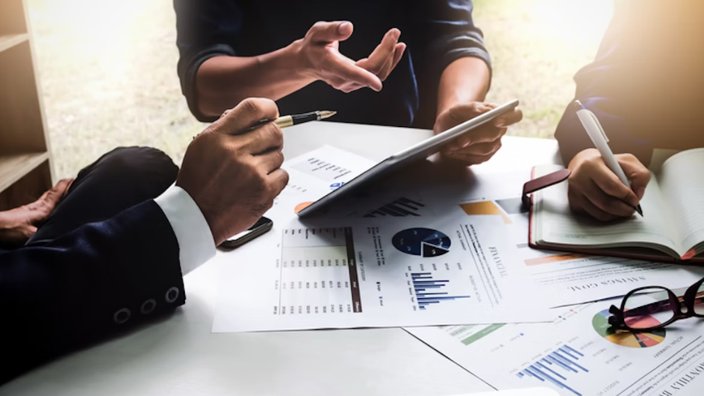 حسابدار شرکت خدماتی کیست؟